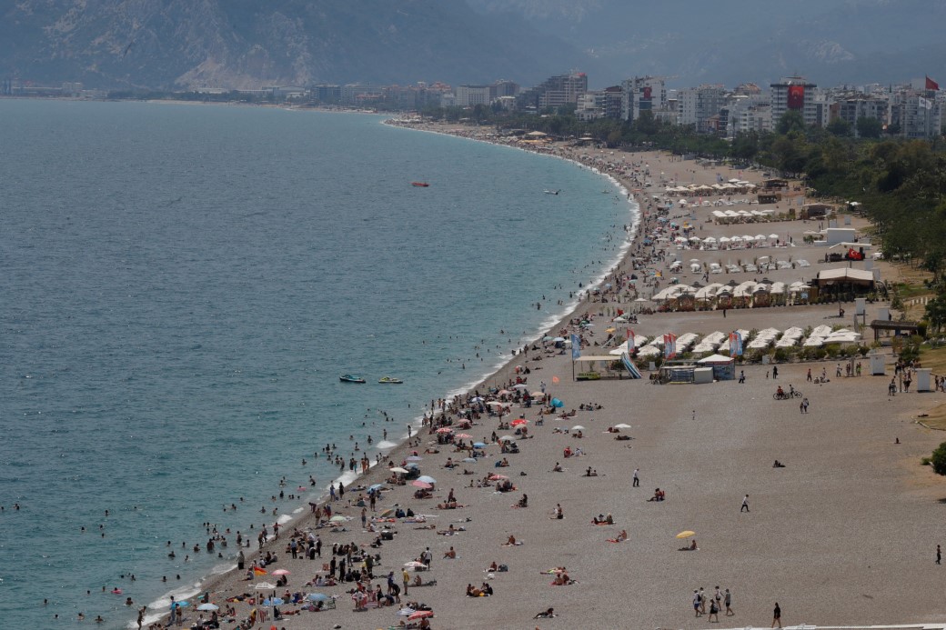 Bir günlük tatili fırsat bilen Antalyalılar Konyaaltı Sahili’ni doldurdu