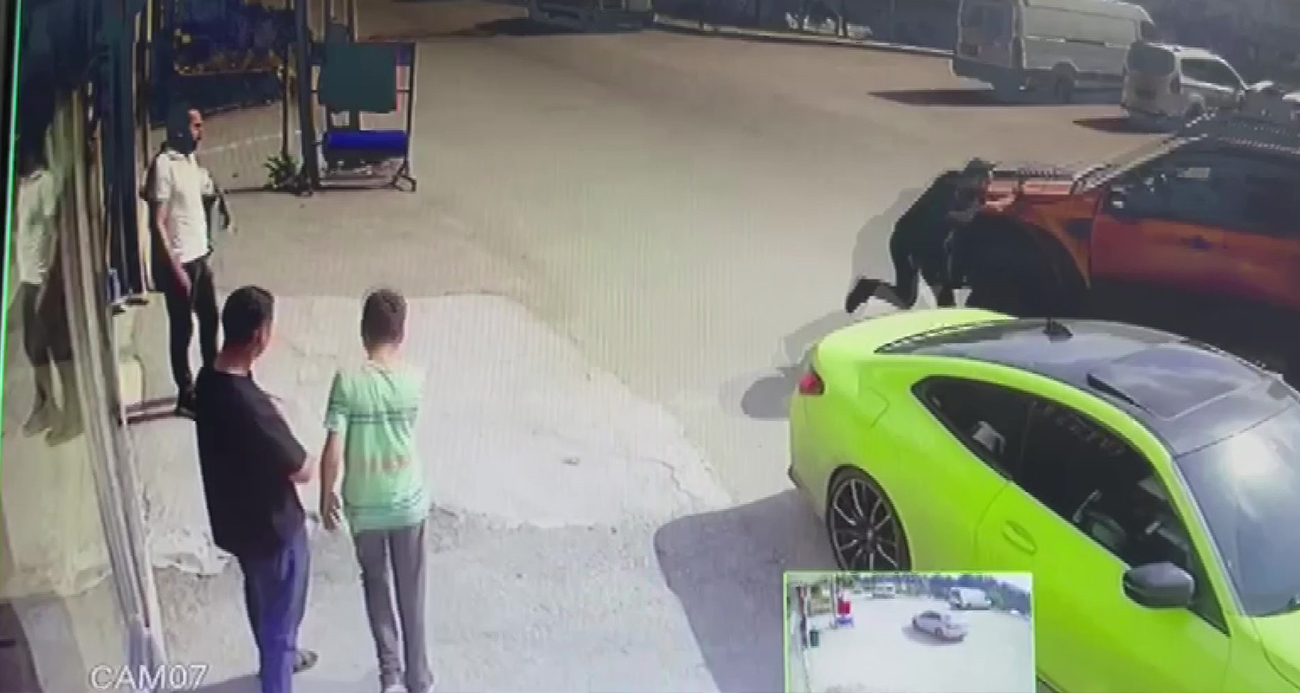 Adana’da şaka kazaya dönüştü: Kamyonetin çarpmasıyla ayağı kırıldı, telefonu bırakmadı