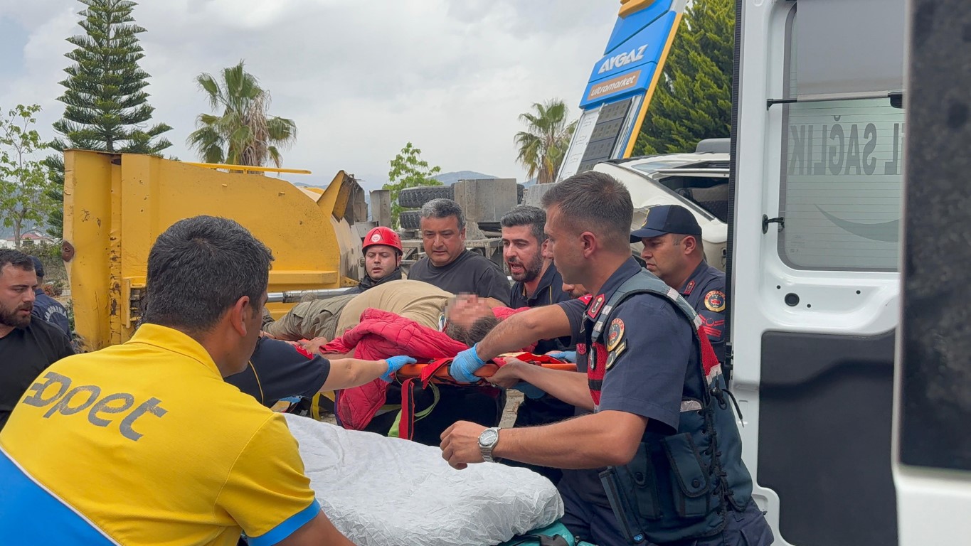 Antalya’da freni patlayan zift yüklü kamyon ortalığı savaş alanına çevirdi