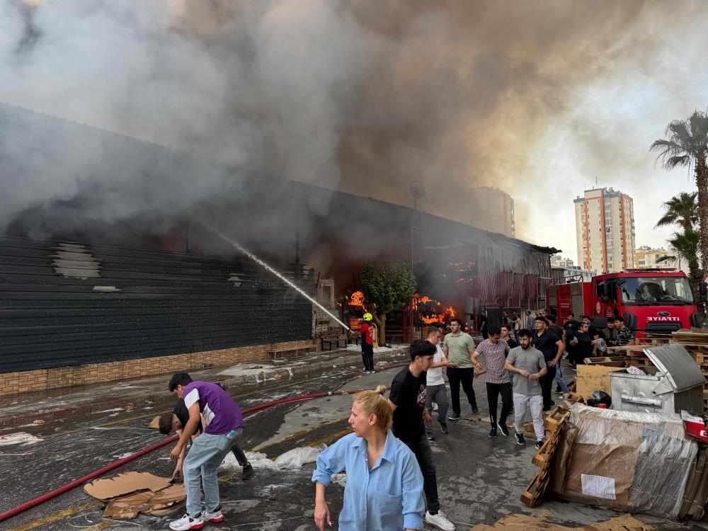 Mersin’deki fabrika yangını sürüyor: Son durum havadan görüntülendi