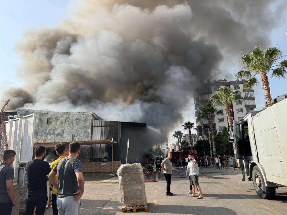 Mersin’deki fabrika yangını sürüyor: Son durum havadan görüntülendi