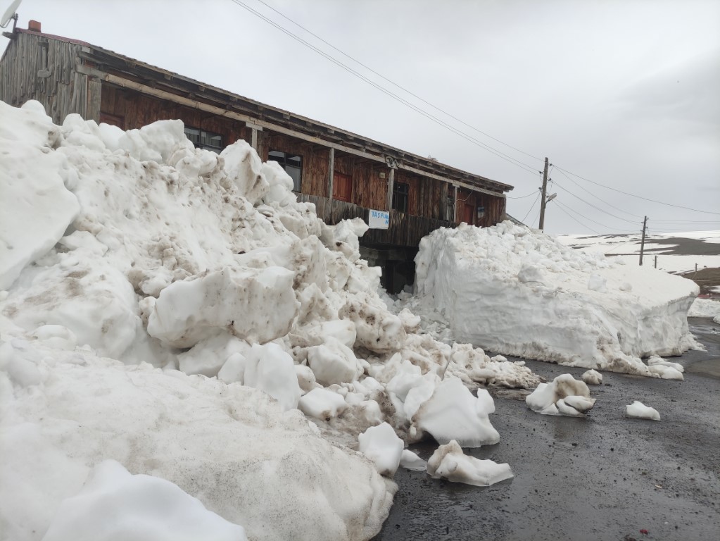 <p>Yener &Ccedil;oban, mayıs ayı sonu olmasına rağmen halen daha yayla b&ouml;lgesinin kar altında olduğunu s&ouml;yleyerek, ''Ardahan ve Artvin'in y&ouml;re halkı burada yayla k&uuml;lt&uuml;r&uuml;n&uuml; yaşatıyor. Bu b&ouml;lge hem yaz hem de kış aylarında ayrı bir g&uuml;zelliğe sahip. Şu anda mayıs ayı sonu olmasına rağmen halen daha kar altında bu b&ouml;lge" dedi.</p>