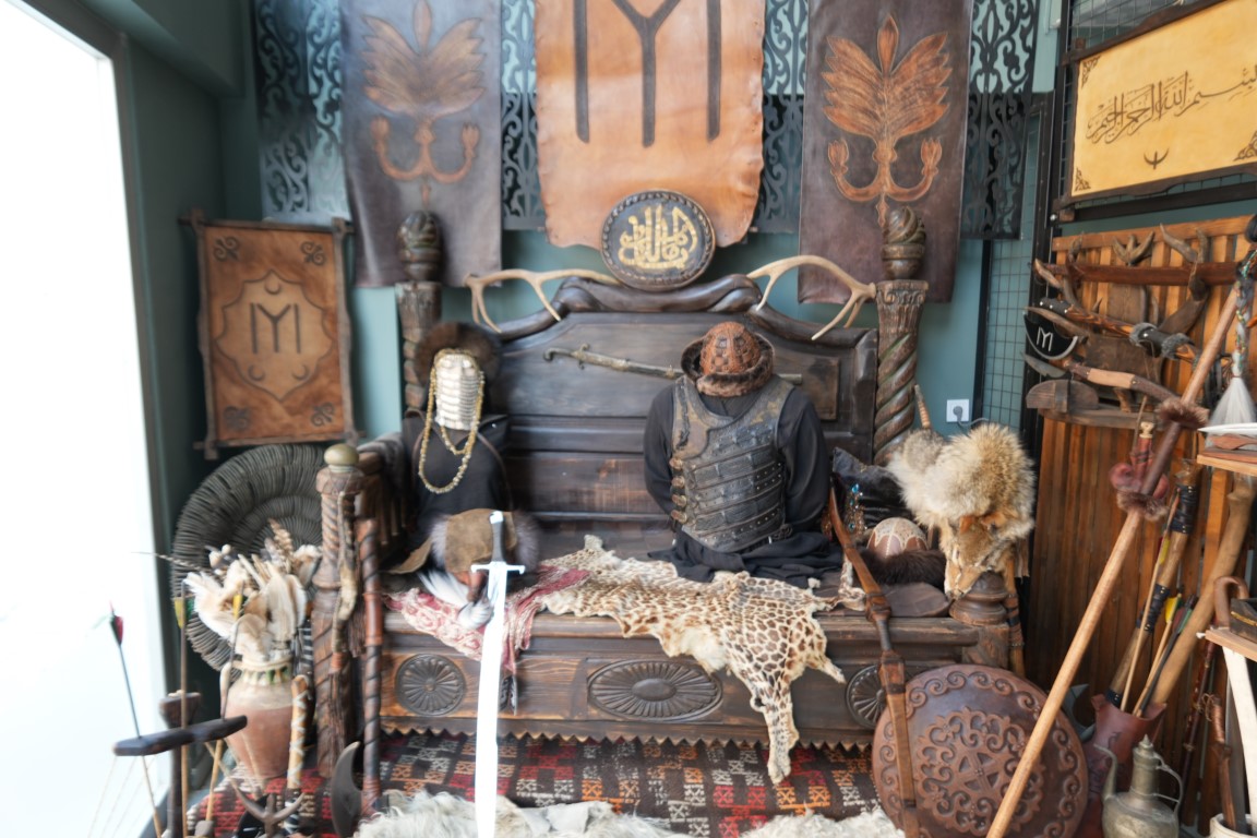 ’Game of Thrones’, ’Vikings’ ve bazı tarihi dizilerin kostüm ile aksesuarları bu atölyede üretildi
