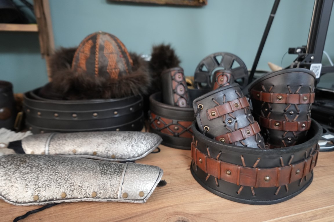 ’Game of Thrones’, ’Vikings’ ve bazı tarihi dizilerin kostüm ile aksesuarları bu atölyede üretildi