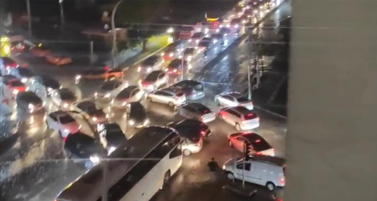 Elektrik kesintisinde hakem düdüğünü alıp trafiği yönetti