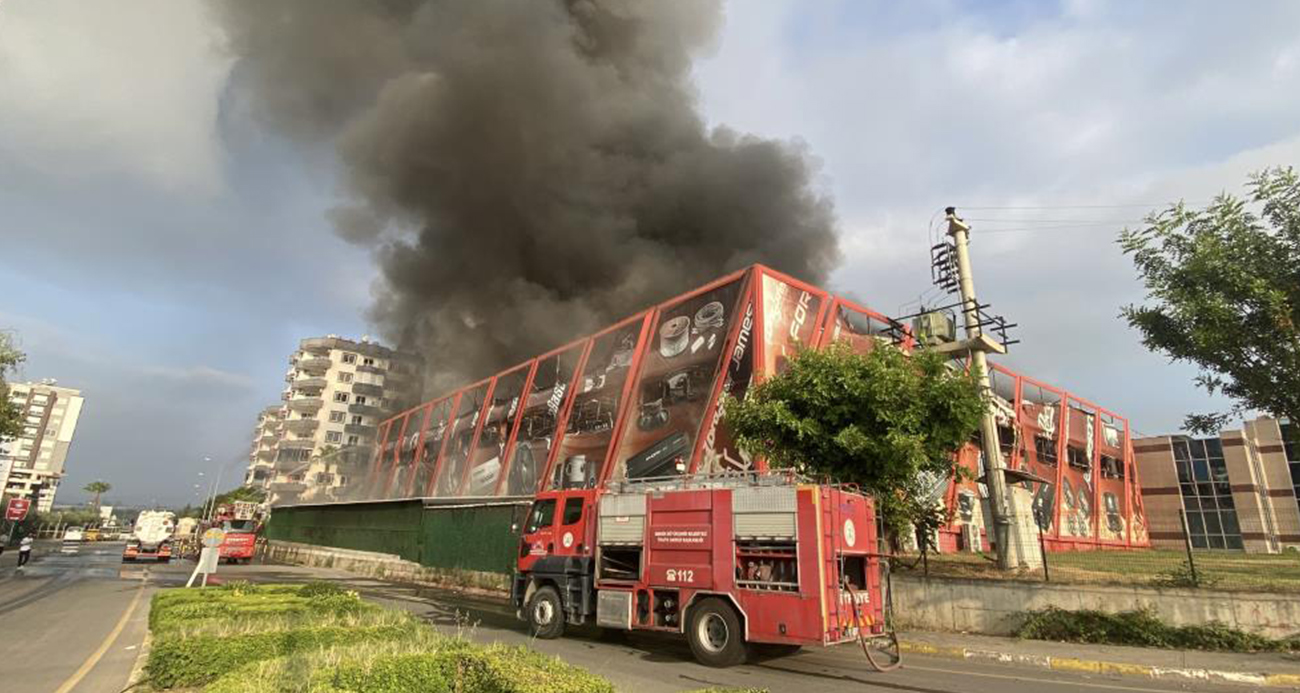 Mersin’deki fabrika yangını sürüyor: Son durum havadan görüntülendi