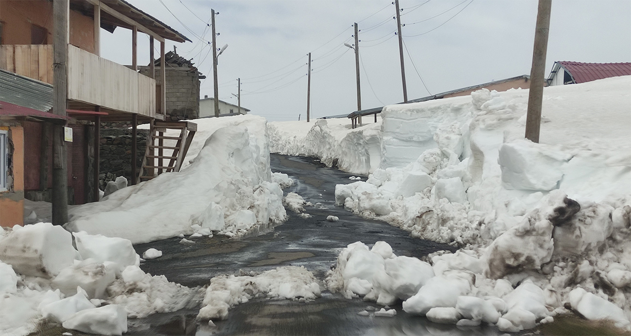 Yayla evleri, kar altında