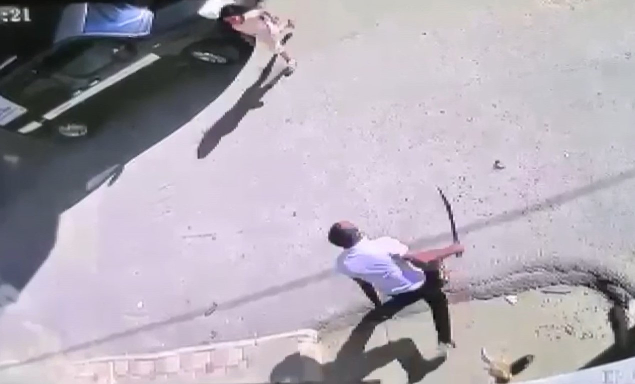 Palalı saldırgan kamerada: Çöp yüzünden 3 kişi hastanelik oldu