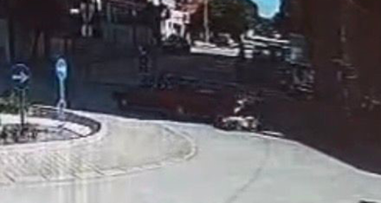 Aniden kavşağa giren otomobil, kadın motosiklet sürücüne çarptı