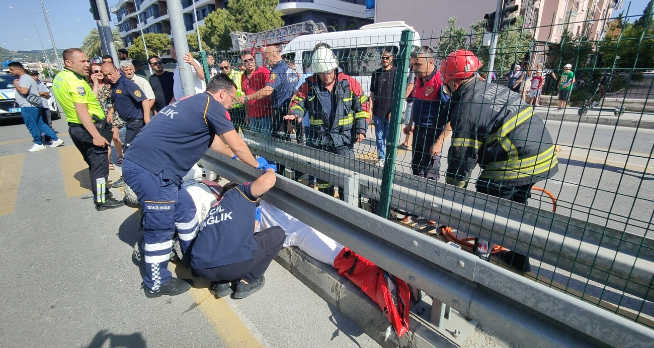 Yaya geçidini kullanan motosiklete servis aracı çarptı: 1’i ağır 2 yaralı