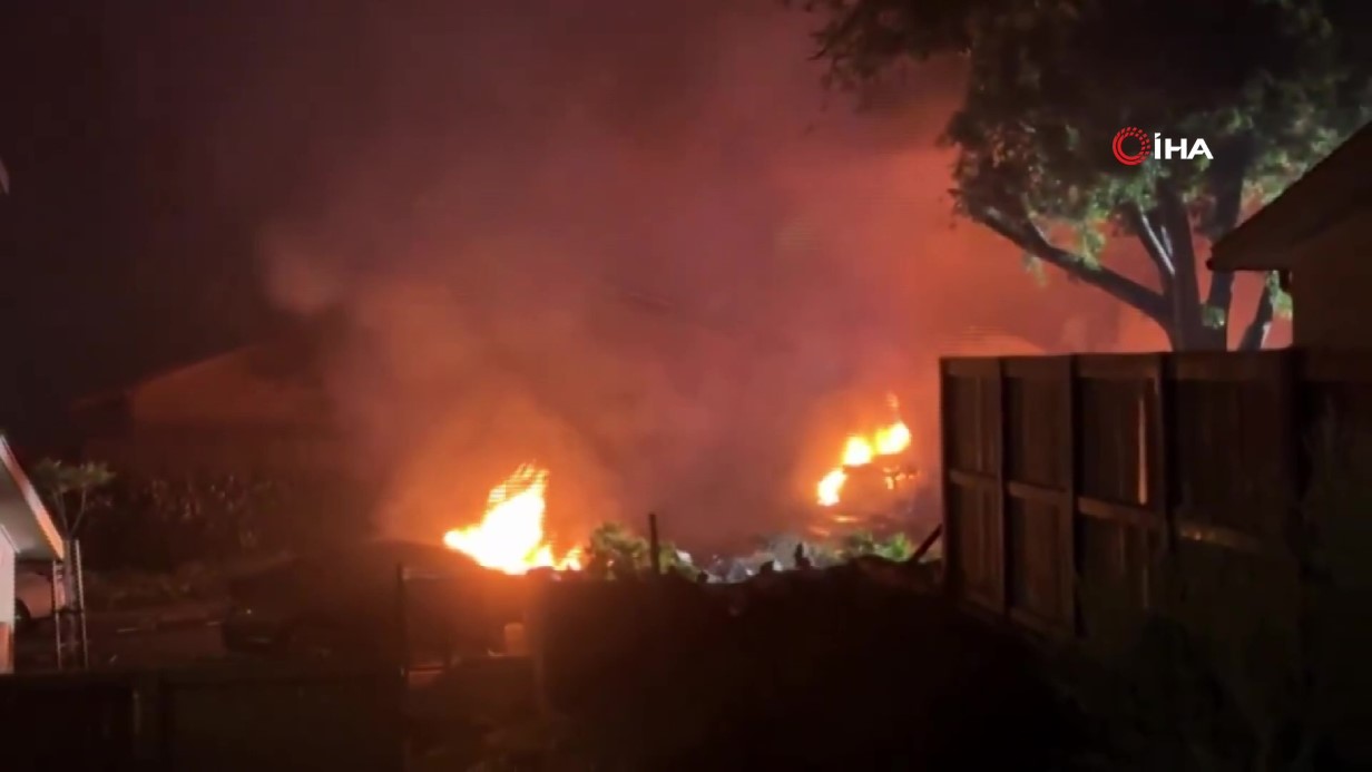 ABD’de küçük uçak yerleşim bölgesine düştü: Çok sayıda ölü var