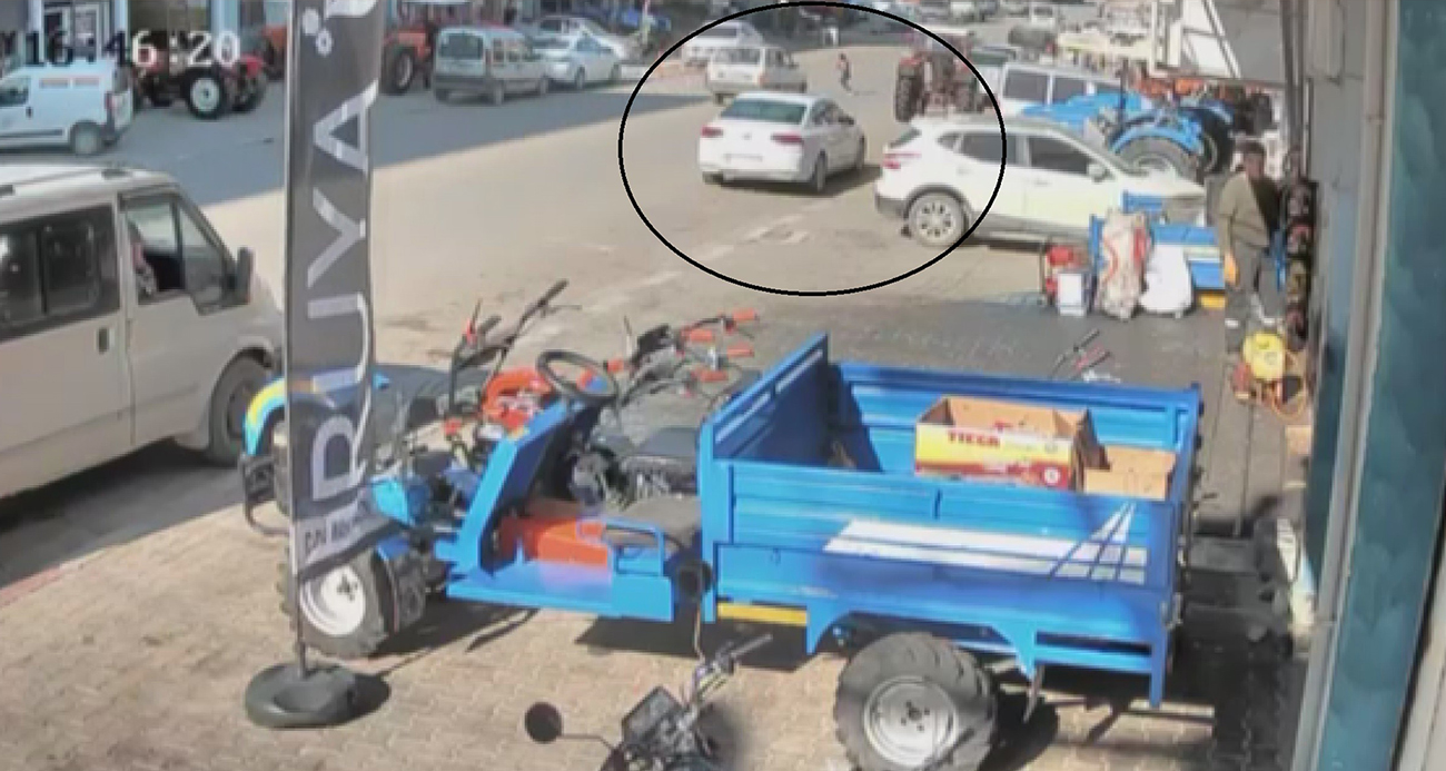 Koşarak yolun karşısına geçen çocuğa otomobil çarptı, o anlar kamerada