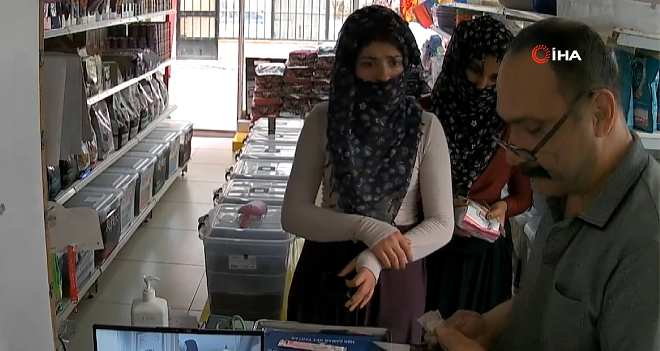Saniye dolmadan paranın yerini değiştirdi: Sihirbazlara taş çıkartan dolandırıcılık yöntemi kamerada