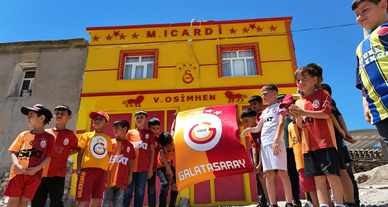 Galatasaraylı taraftar evinin dış cephesini sarı-kırmızıya boyatıp, Osimhen ve 5. yıldızı ekledi