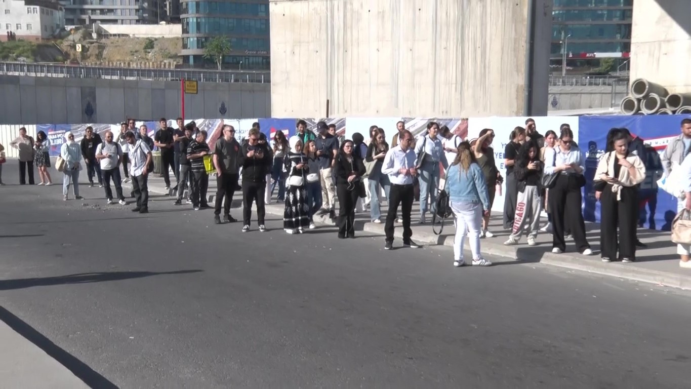 İBB’den alacaklarını tahsil edemeyen özel halk otobüsleri kontak kapama eylemi gerçekleştirdi