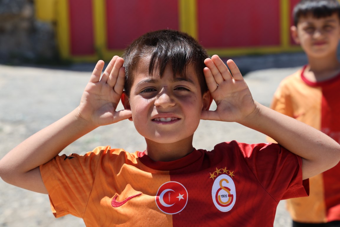 Galatasaraylı taraftar evinin dış cephesini sarı-kırmızıya boyatıp, Osimhen ve 5. yıldızı ekledi