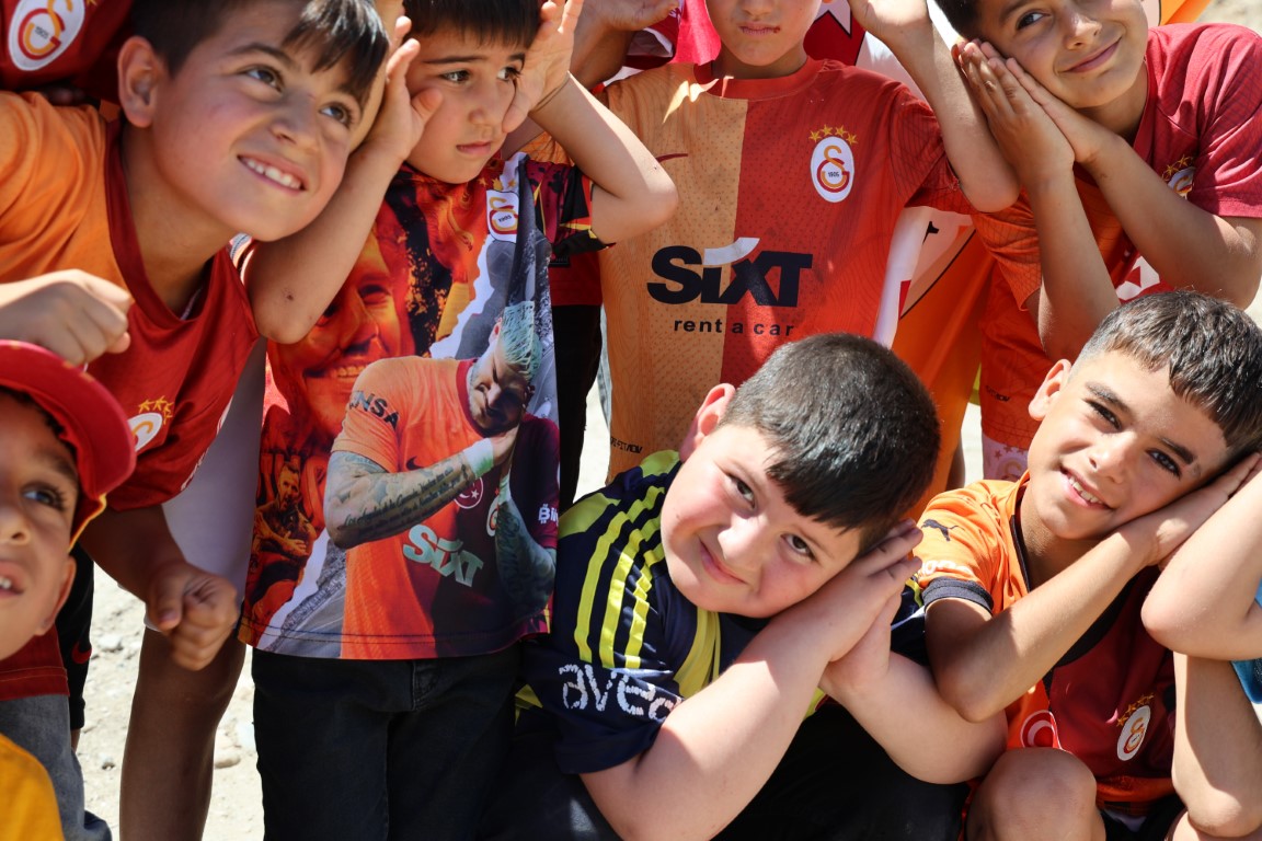 Galatasaraylı taraftar evinin dış cephesini sarı-kırmızıya boyatıp, Osimhen ve 5. yıldızı ekledi