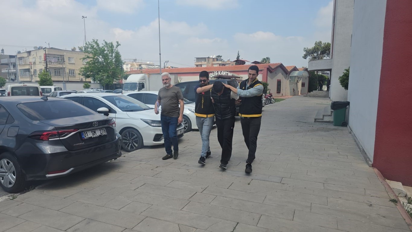 Üç iş yerini soydu, 