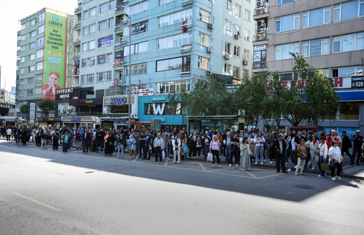 Özel Halk Otobüslerinin kontak kapatmasının ardından duraklarda oluşan yoğunluk havadan görüntülendi