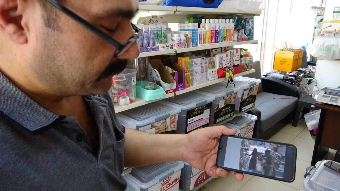 Saniye dolmadan paranın yerini değiştirdi: Sihirbazlara taş çıkartan dolandırıcılık yöntemi kamerada