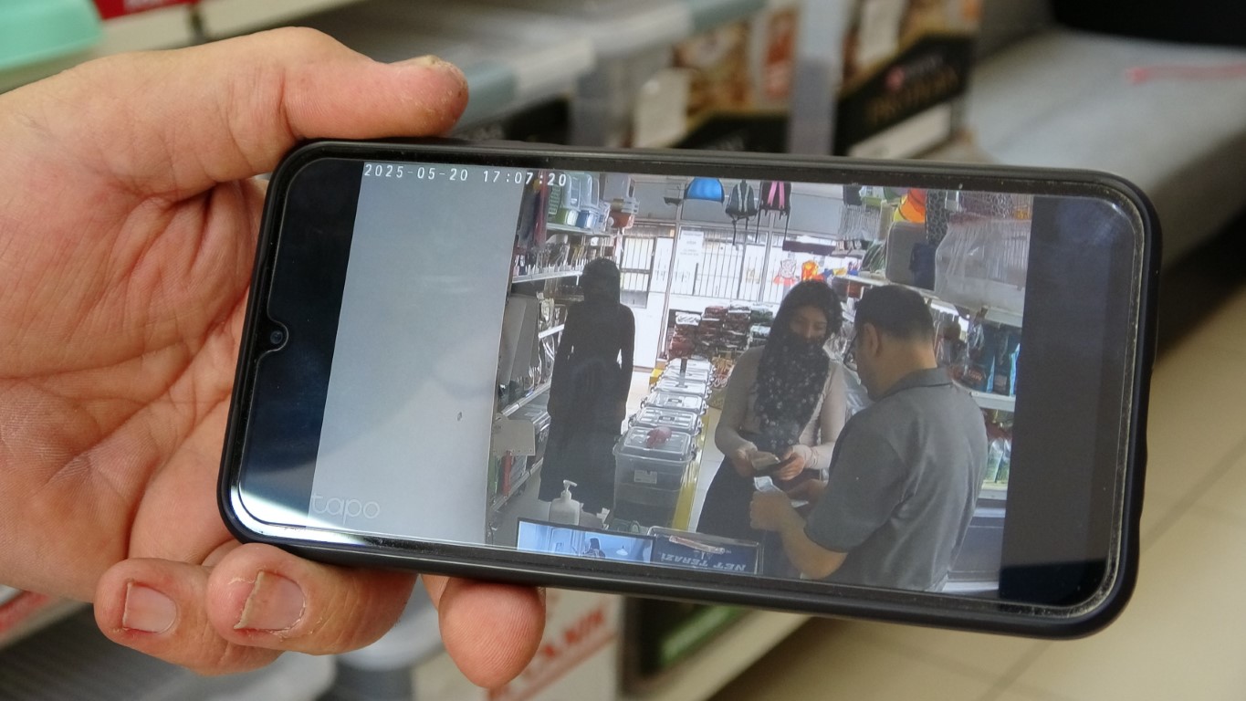 Saniye dolmadan paranın yerini değiştirdi: Sihirbazlara taş çıkartan dolandırıcılık yöntemi kamerada