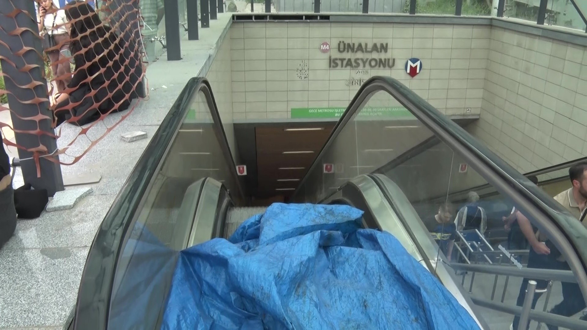 Ünalan Metro İstasyonu’nda yürüyen merdiven kırıldı