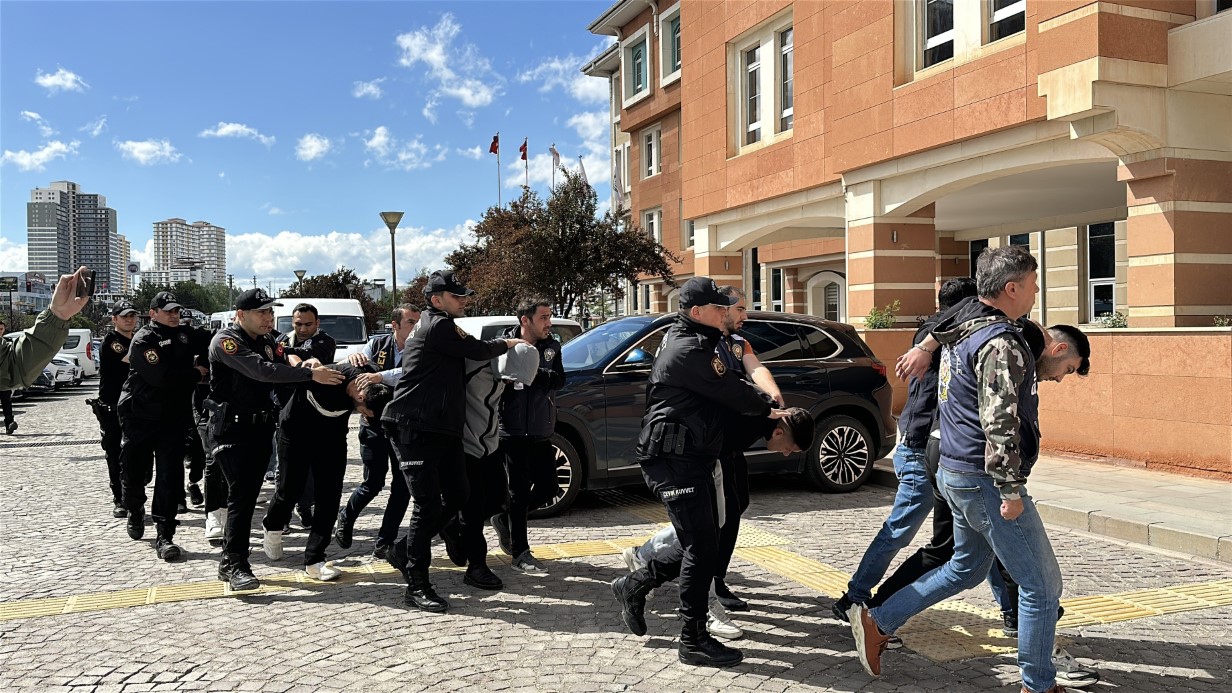 Milyonlarca liralık vurgun yapan bahis şebekesi çökertildi