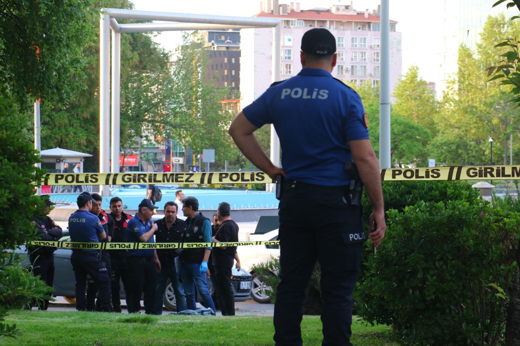 TBMM önünde havaya ateş açan şahıs gözaltına alındı