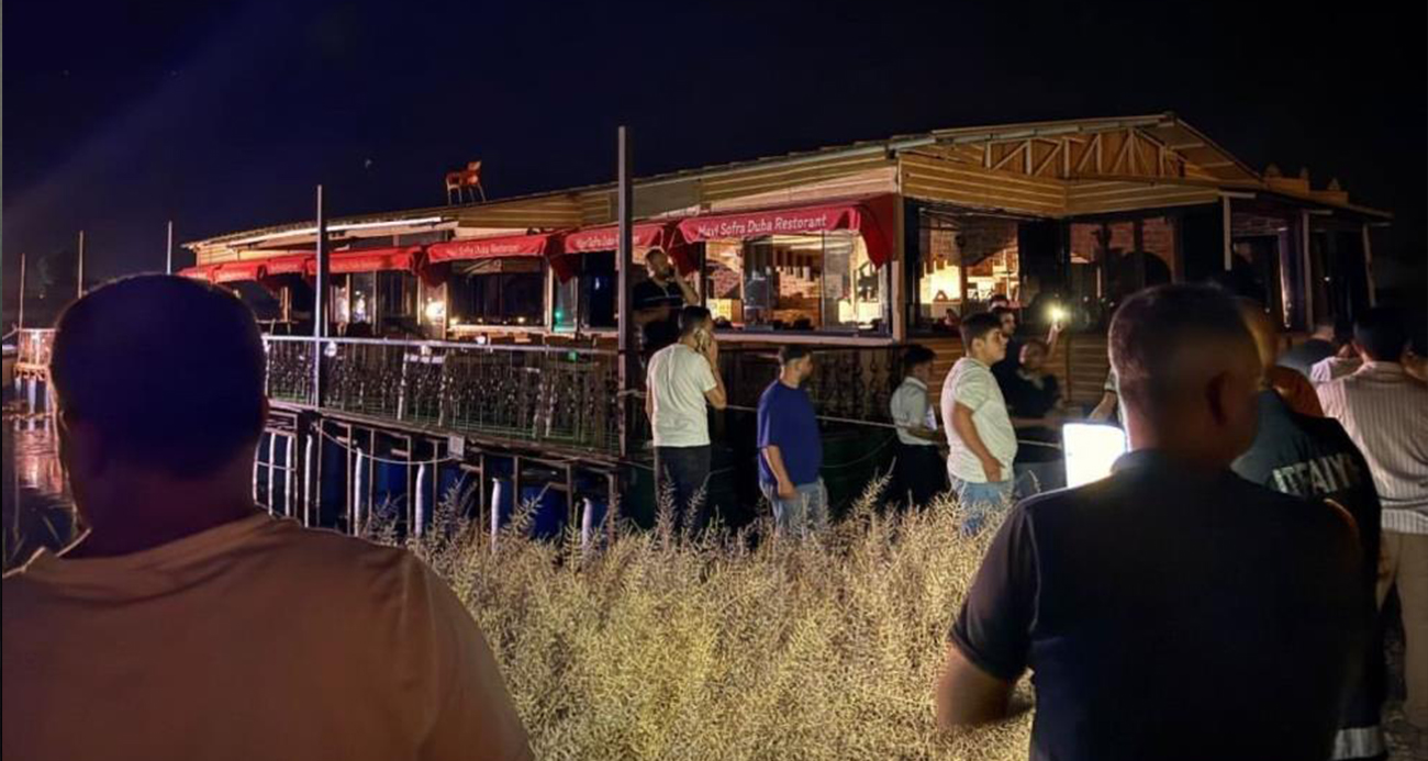 Şanlıurfa’da halatları kopan duba restoran müşterilerle birlikte Fırat Nehri’nde sürüklendi