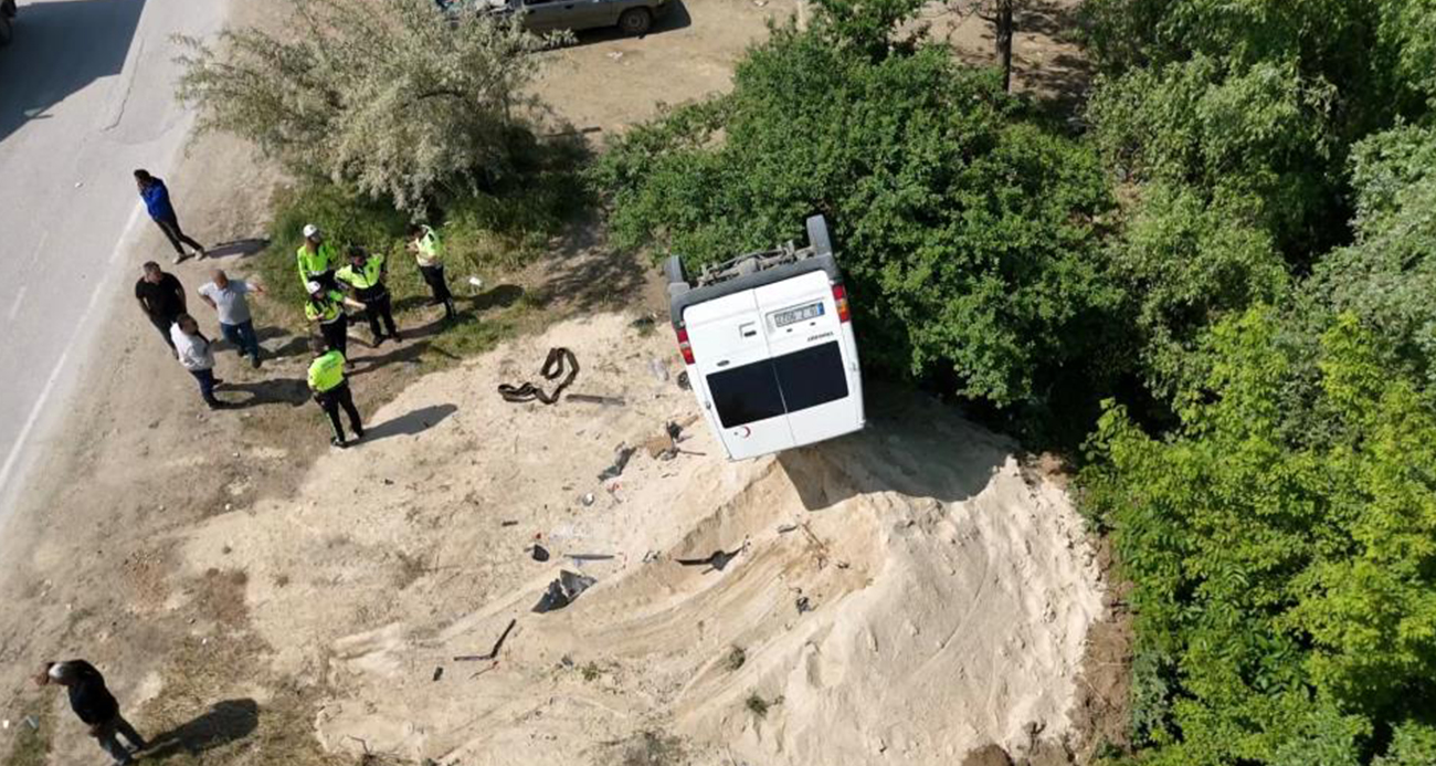 Tozu dumana katan minibüs ortalığı böyle savaş alanına çevirdi: 3 yaralı