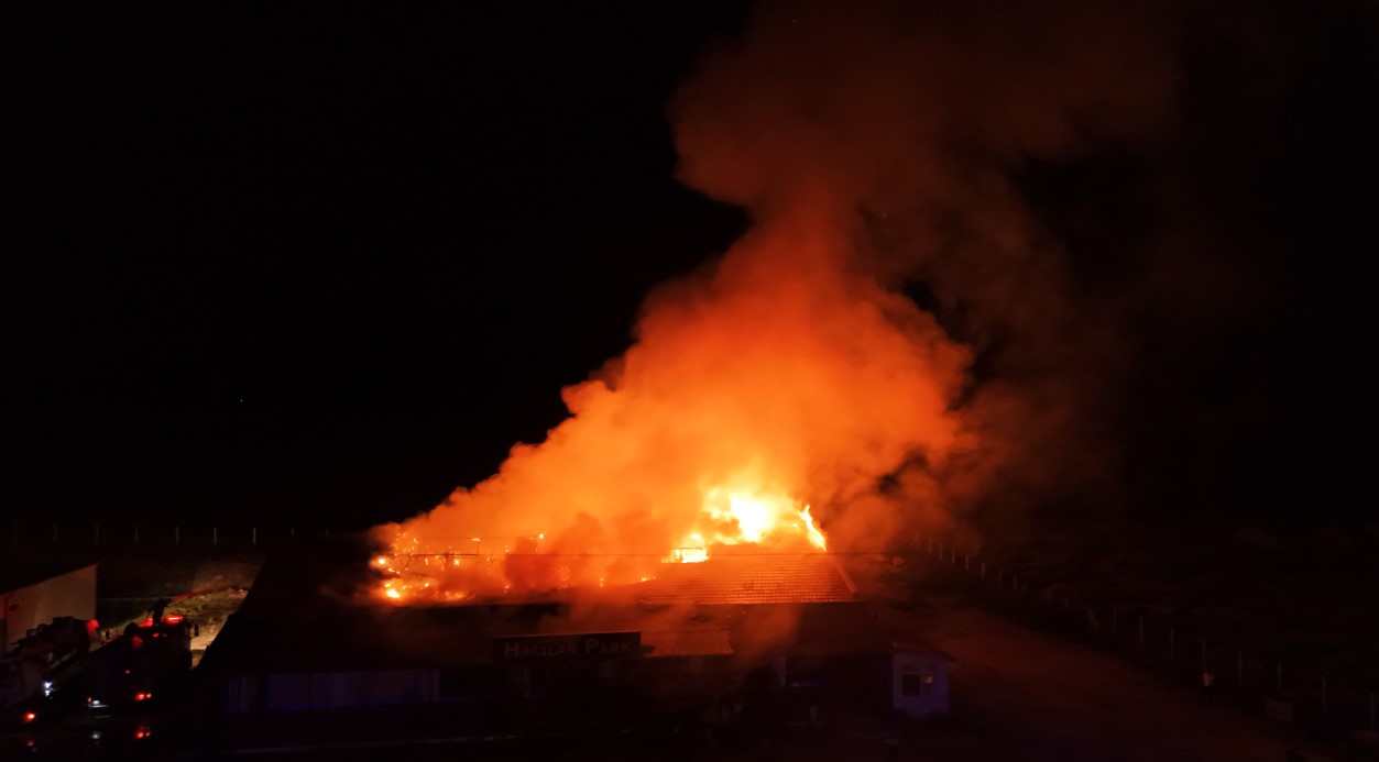 Kırıkkale’de dinlenme tesisinin çatısı alev alev yandı