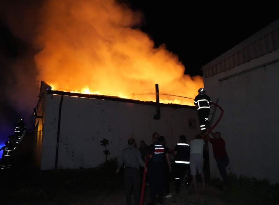 Kırıkkale’de dinlenme tesisinin çatısı alev alev yandı