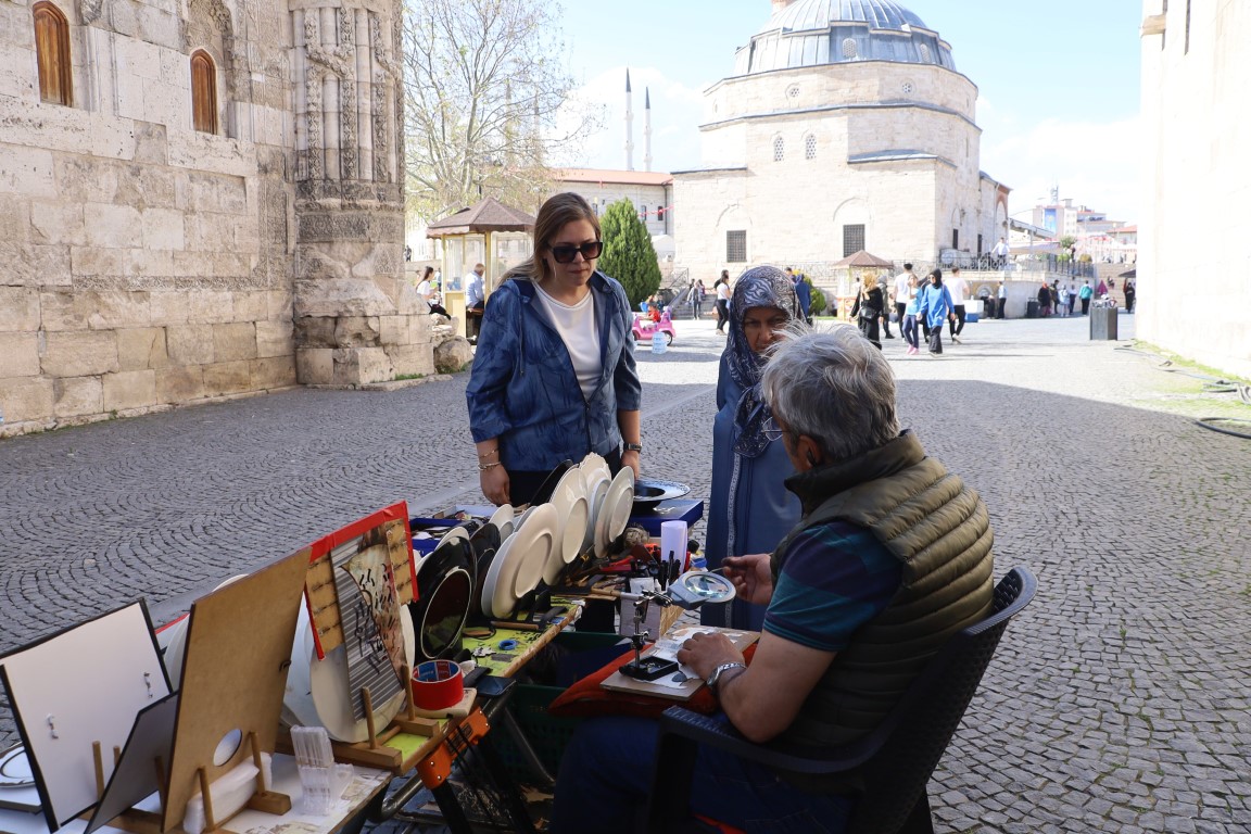 8 asırlık tarihi pirinç tanelerine işliyor