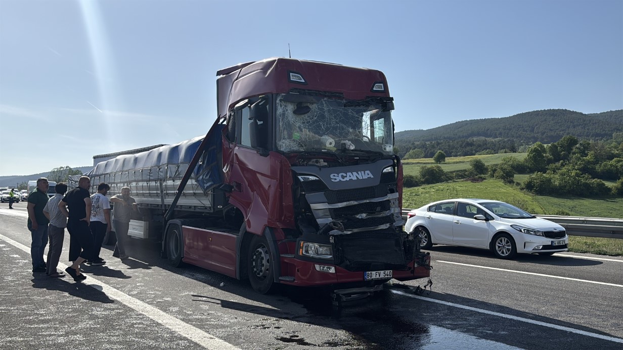 TEM Otoyolu’nda 4 tırın karıştığı zincirleme kaza: 2 yaralı
