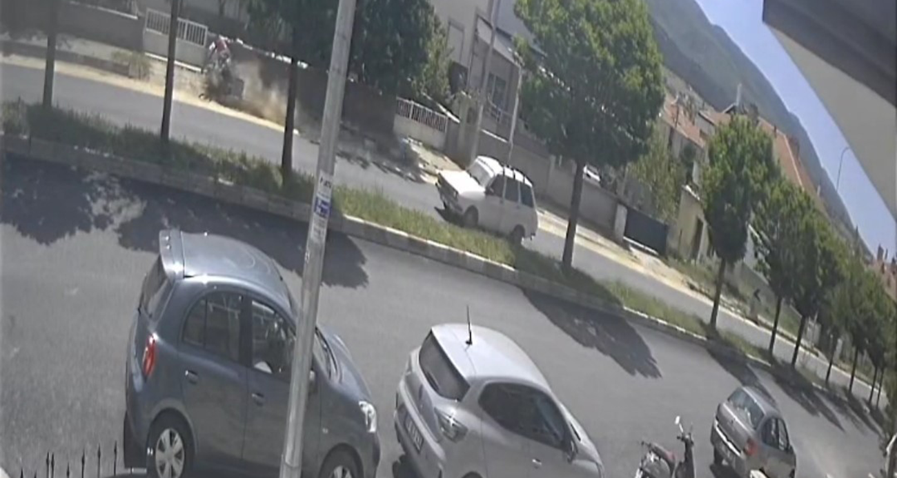 Gençlerin yaralandığı motosiklet kazası güvenlik kamerasında
