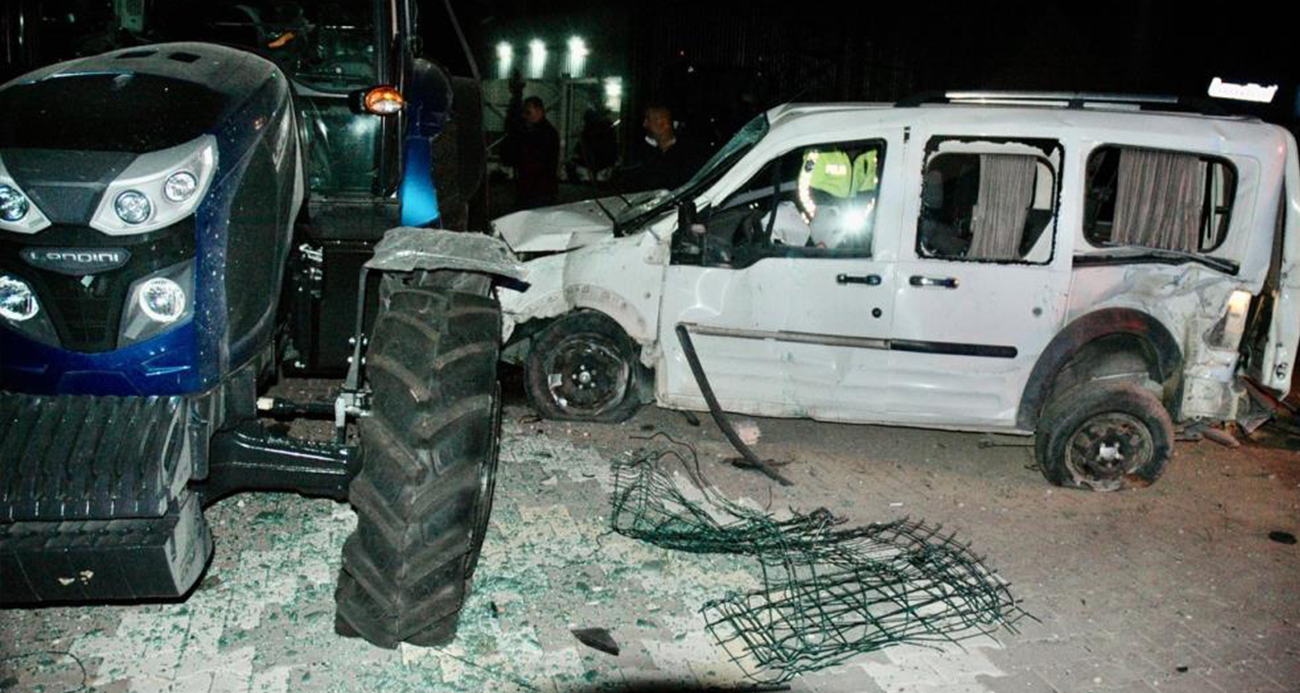 Hafif ticari aracın yoldan çıkıp traktöre çarptığı kaza kamerada: 1 ölü