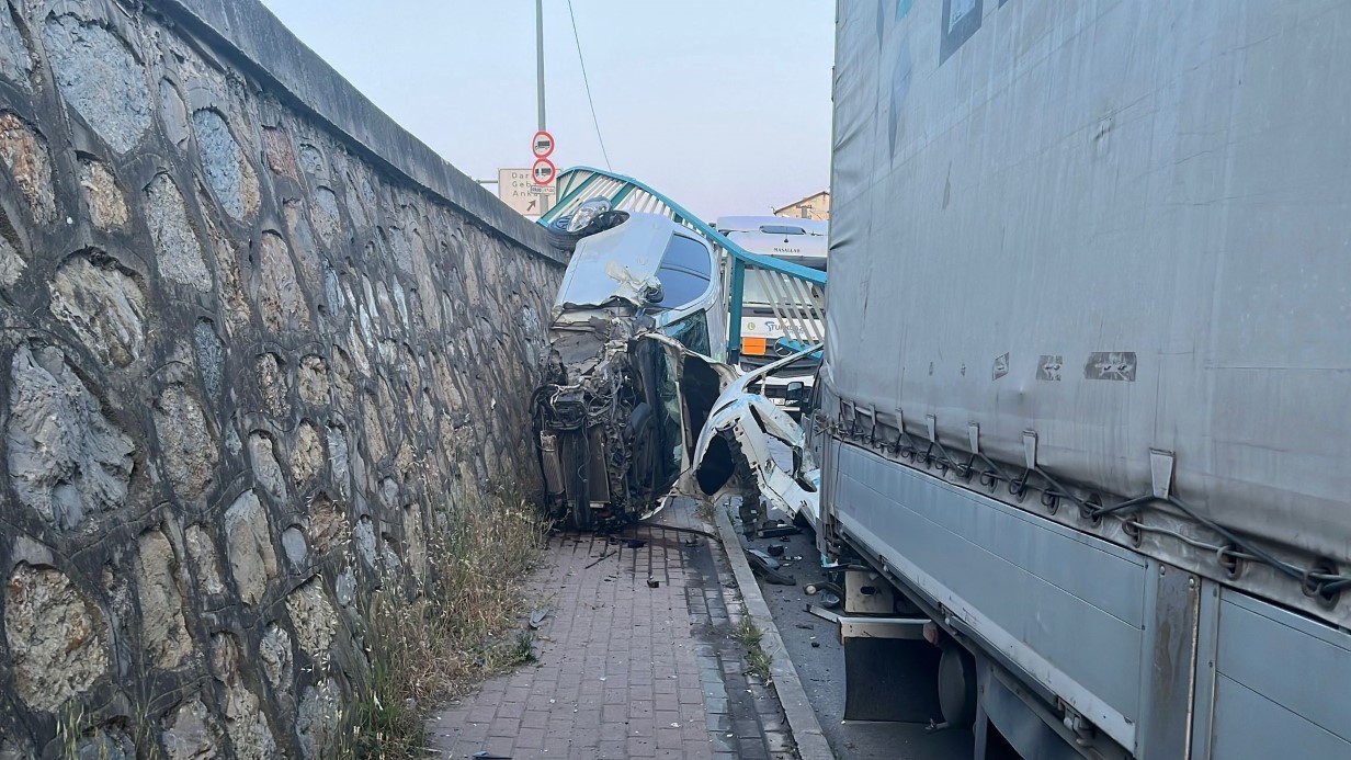 Otomobil duvarda asılı kaldı, sürücü burnu bile kanamadan kurtuldu