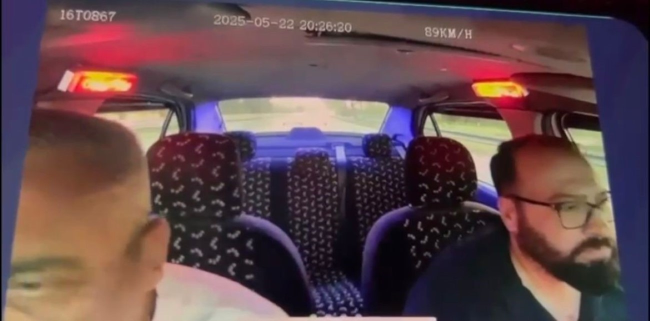 Takside dehşet anları kamerada...Taksiciyi silahla gezdirdi, sonra da parasını gasp etti