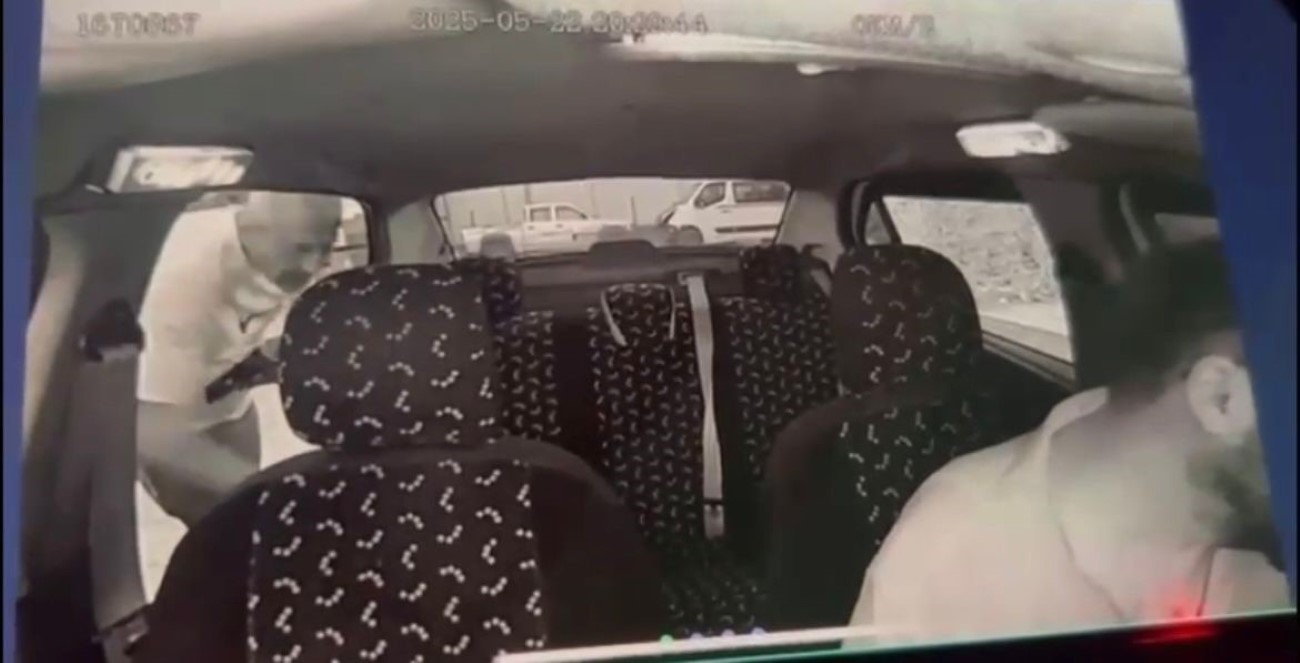 Takside dehşet anları kamerada...Taksiciyi silahla gezdirdi, sonra da parasını gasp etti