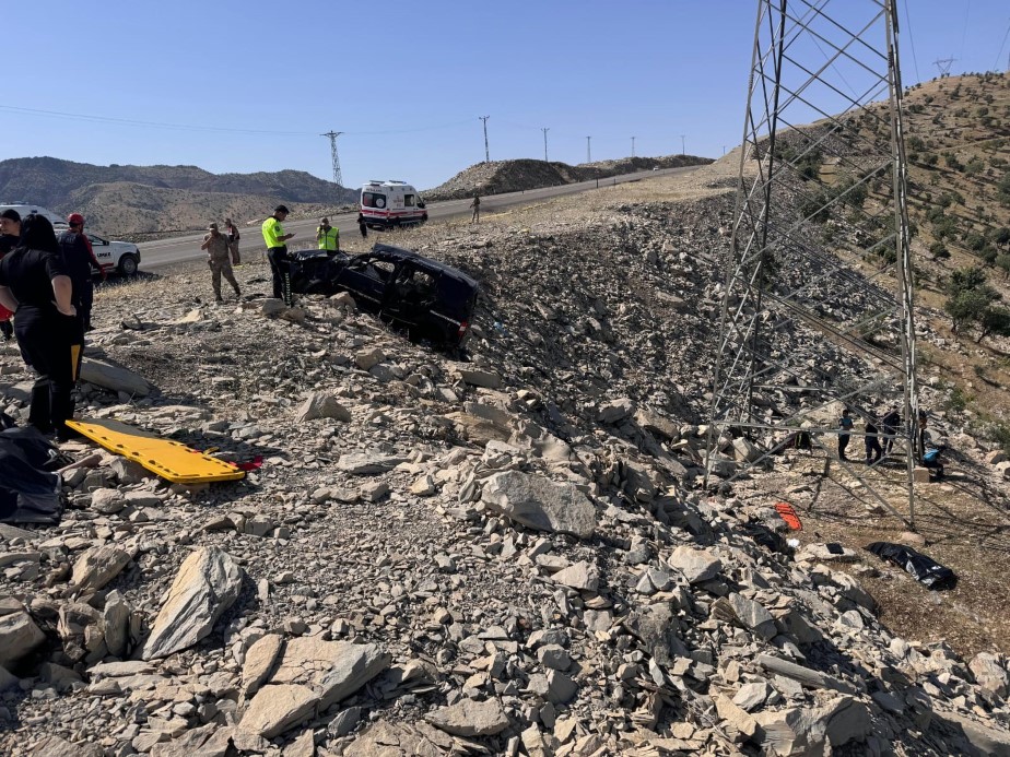 Şırnak’ta kamyonet şarampole devrildi: Aynı aileden 3 kişi öldü, 3 yaralı
