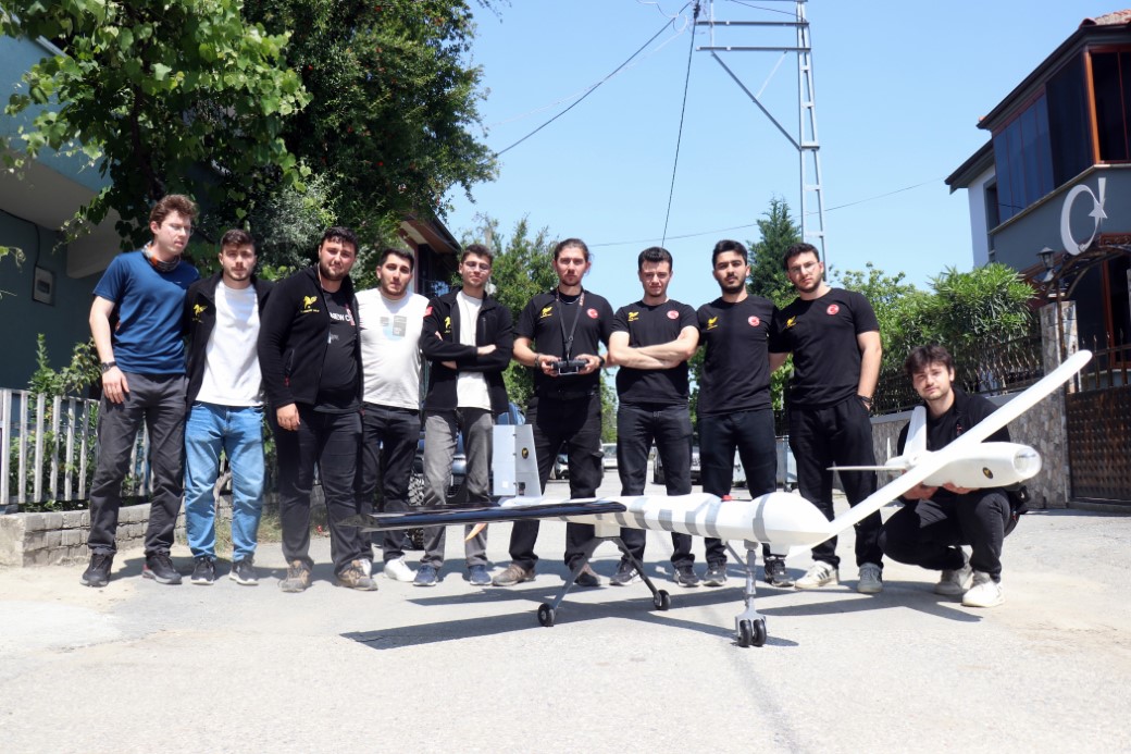 Daha önce böylesini görmediniz: Düğün konvoyunun önünü İnsansız Hava Aracı ile kestiler