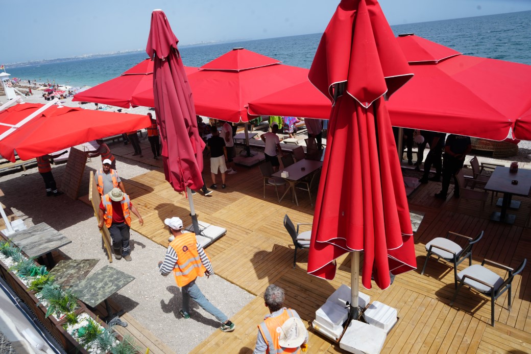 Konyaaltı Sahili’nde kaçak yapılar sökülüyor