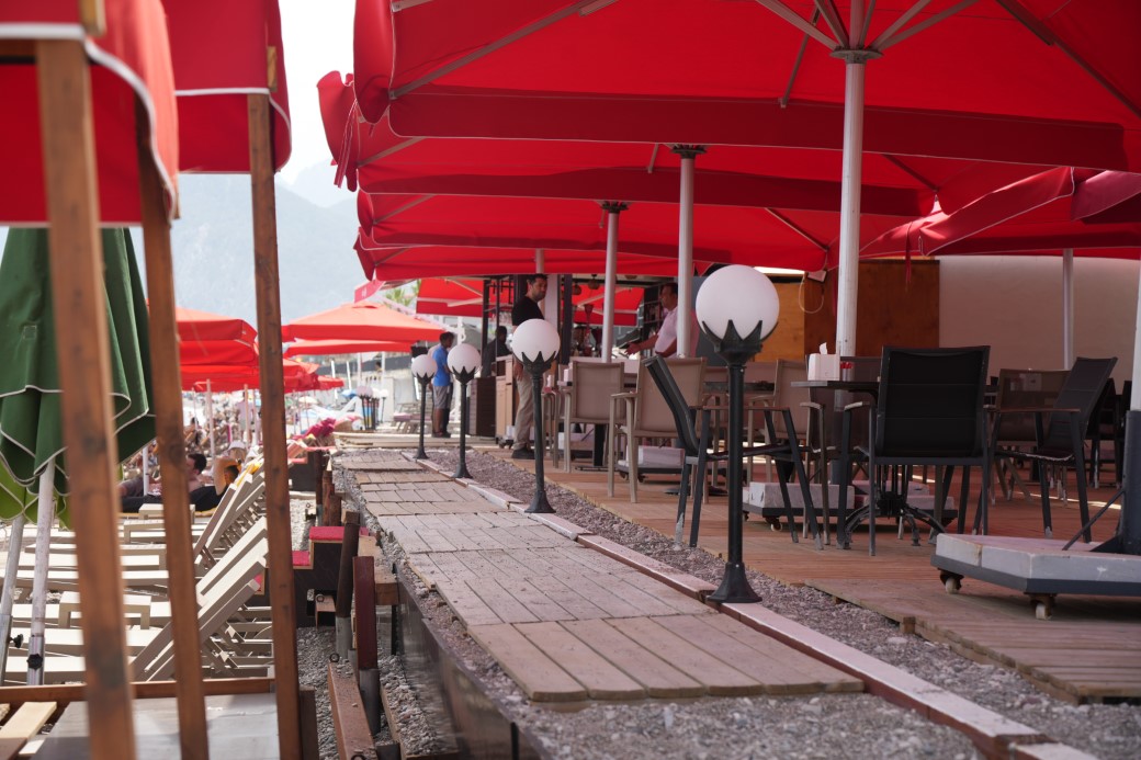 Konyaaltı Sahili’nde kaçak yapılar sökülüyor