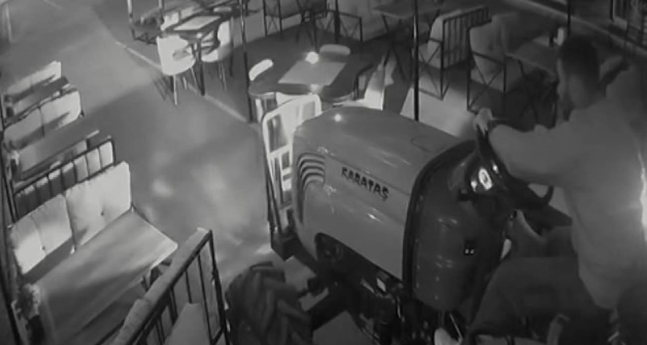 Alkollü sürücü traktör ile kafeye daldı