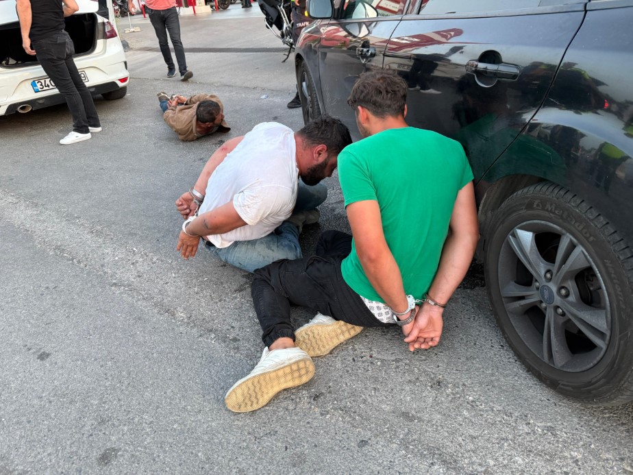 Durdurulan araçtaki şahıslar polise saldırdı: 2 yaralı, 3 gözaltı