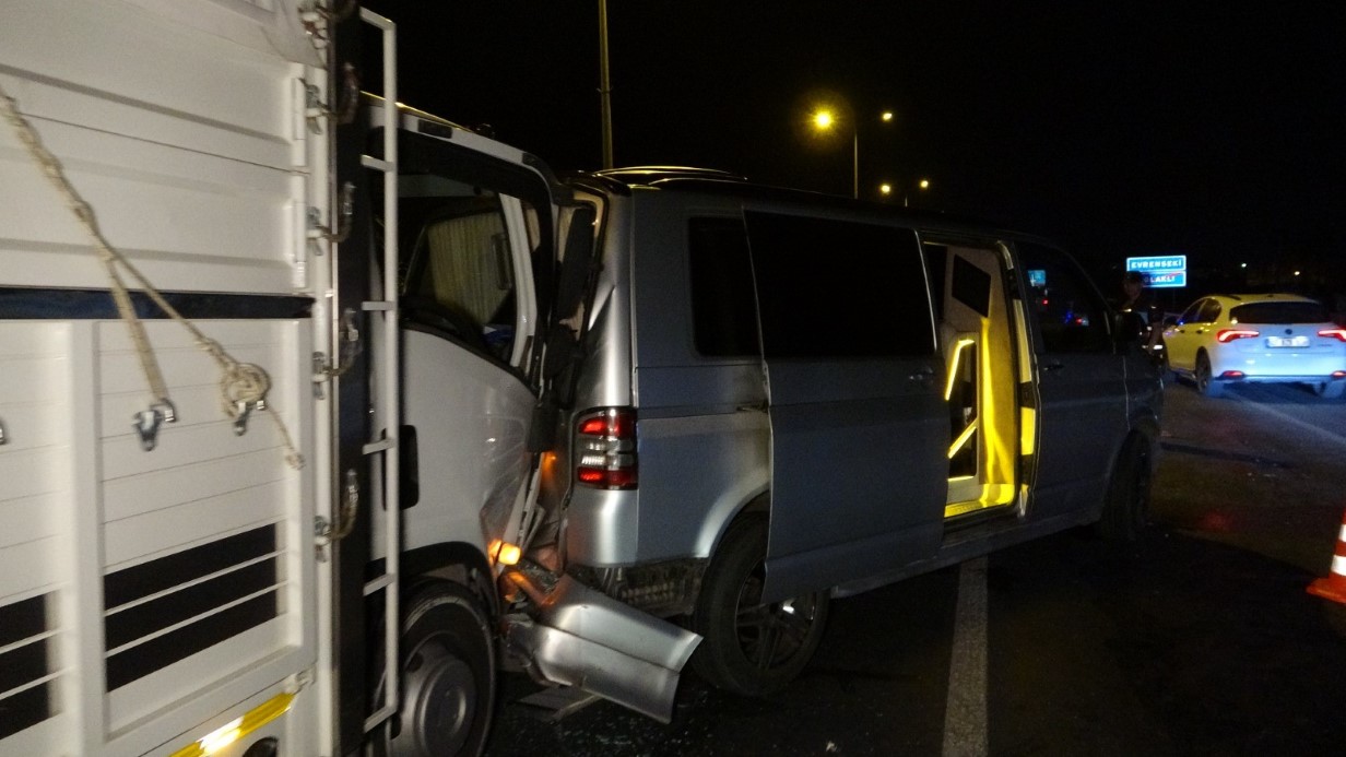 Antalya’da 3 kamyon, tur aracı ve otomobilin karıştığı zincirleme kaza: 3 yaralı