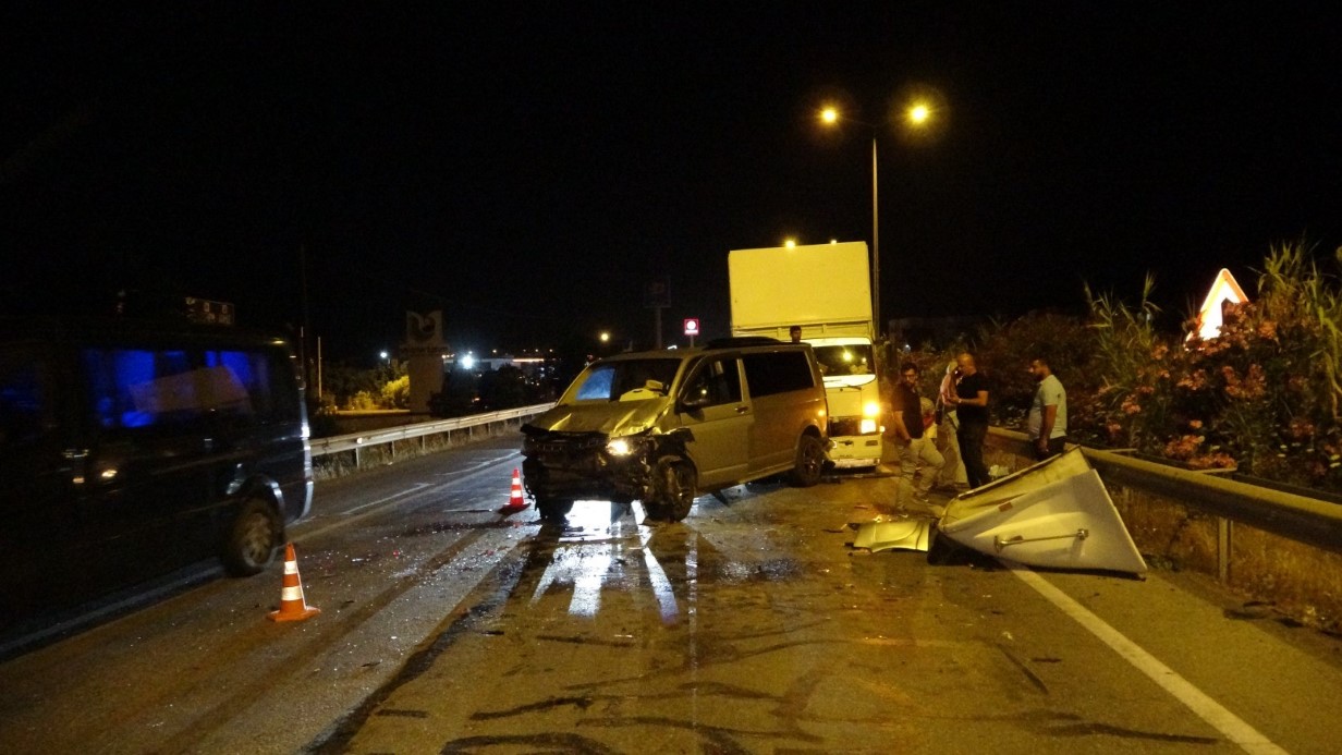 Antalya’da 3 kamyon, tur aracı ve otomobilin karıştığı zincirleme kaza: 3 yaralı
