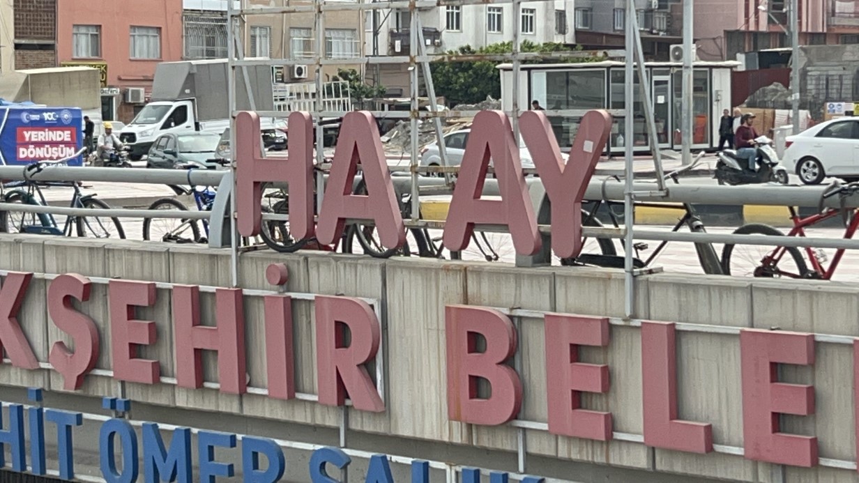 Ortadan kaybolmalarıyla merak uyandıran "T" harflerinin yer aldığı tabelalar yenilendi