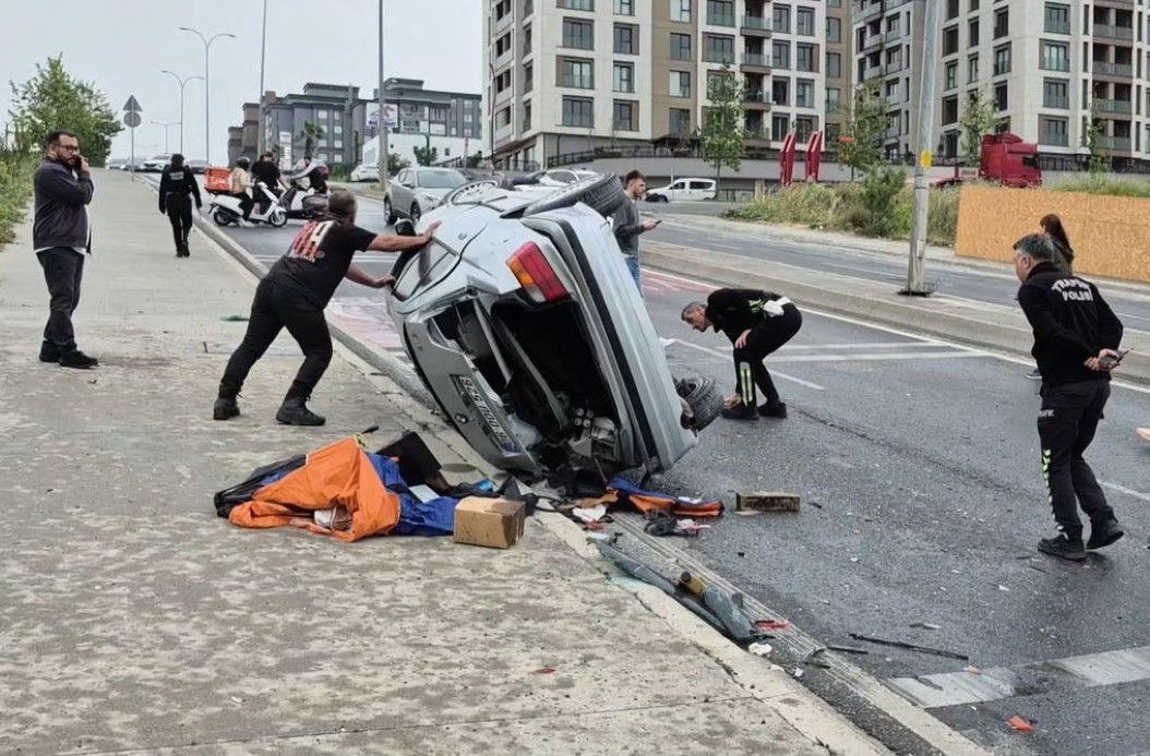 Beylikdüzü’nde kontrolden çıkan araç ters şeride daldı: 1’i ağır 4 yaralı
