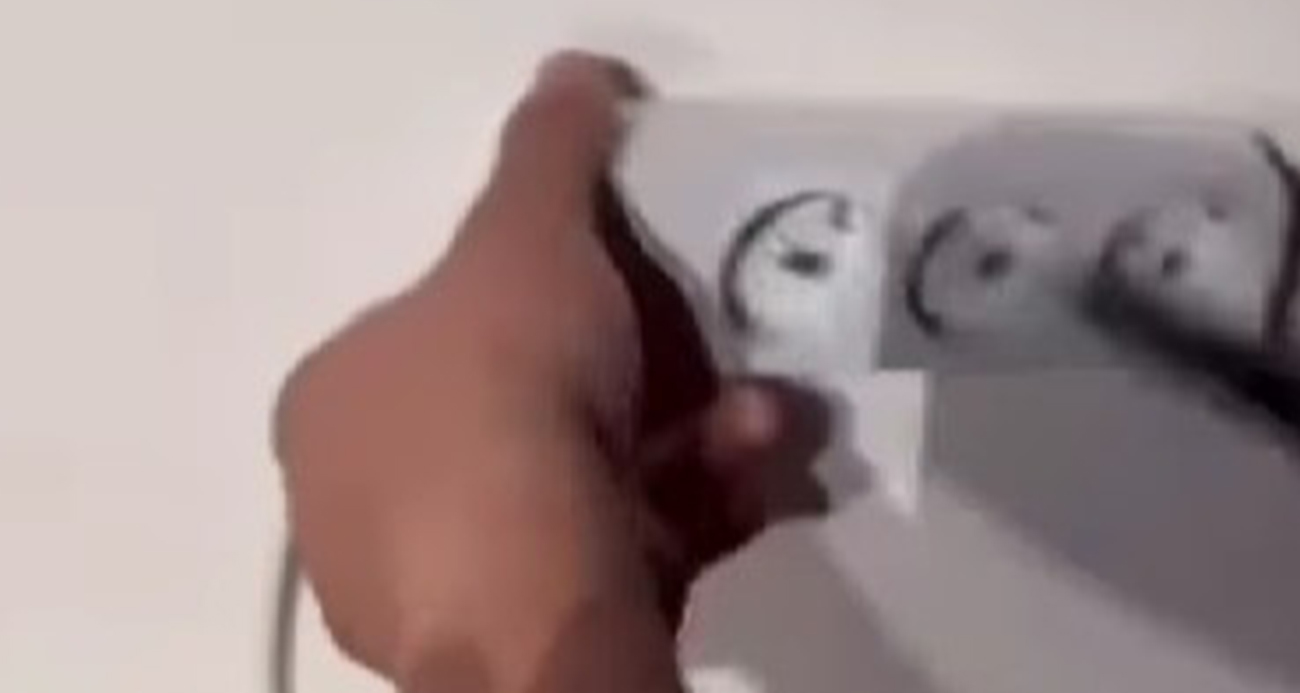 Evini aparta çevirip, prizlere gizli kamera yerleştirdi